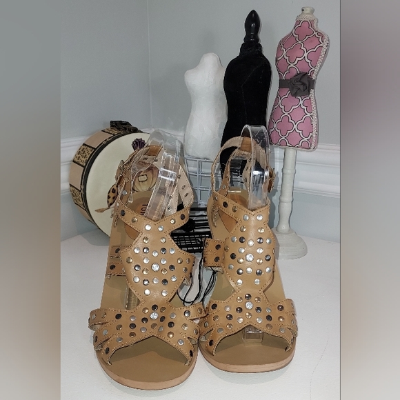 NWOB Torrid Camel Heeled Sandals with Metal Embellishments with flaws - Picture 3 of 8